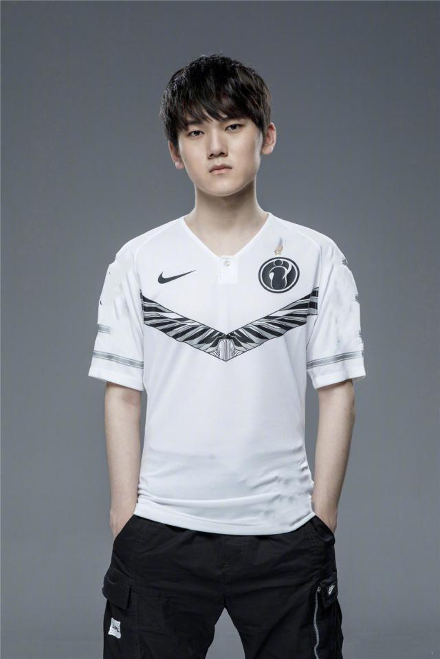 T1 接受挑战，与 AI Grok 5 对战