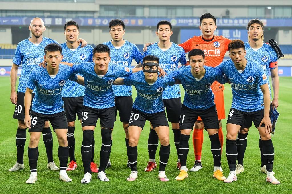 率米兰3胜1平！阿莱格里赛前领取意甲11月最佳主帅奖杯（阿莱格里赛前加冕意甲11月最佳主帅，米兰近四战3胜1平）